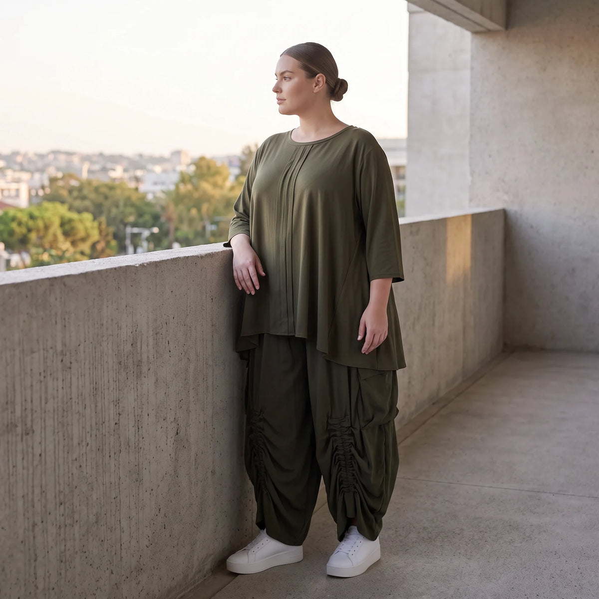 Khakifarbenes Lyocellshirt aus Twill mit Biesenmuster in A-Linie und 3/4-Arm Zipfelsaum