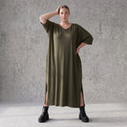 Khaki Lyocellkleid in A-Linie mit Rundhalsausschnitt und V-Ausschnitt mit Seitentaschen