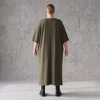 Khaki Lyocellkleid in A-Linie mit Rundhalsausschnitt und V-Ausschnitt mit Seitentaschen