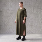 Khaki Lyocellkleid in A-Linie mit Rundhalsausschnitt und V-Ausschnitt mit Seitentaschen