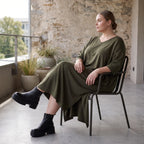 Khaki Lyocellkleid in A-Linie mit Rundhalsausschnitt und V-Ausschnitt mit Seitentaschen
