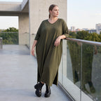 Khaki Lyocellkleid in A-Linie mit Rundhalsausschnitt und V-Ausschnitt mit Seitentaschen