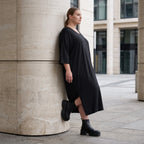 Fließendes A-Linien-Kleid aus Lyocell mit V-Ausschnitt Seitennahttaschen Saumschlitzen