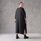 Fließendes A-Linien-Kleid aus Lyocell mit V-Ausschnitt Seitennahttaschen Saumschlitzen
