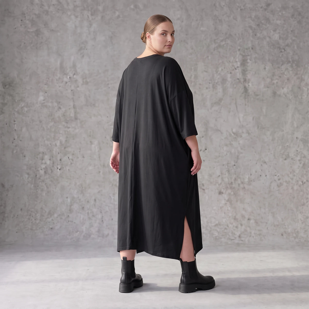Fließendes A-Linien-Kleid aus Lyocell mit V-Ausschnitt Seitennahttaschen Saumschlitzen