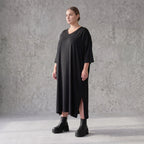 Fließendes A-Linien-Kleid aus Lyocell mit V-Ausschnitt Seitennahttaschen Saumschlitzen