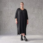 Fließendes A-Linien-Kleid aus Lyocell mit V-Ausschnitt Seitennahttaschen Saumschlitzen