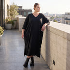 Fließendes A-Linien-Kleid aus Lyocell mit V-Ausschnitt Seitennahttaschen Saumschlitzen