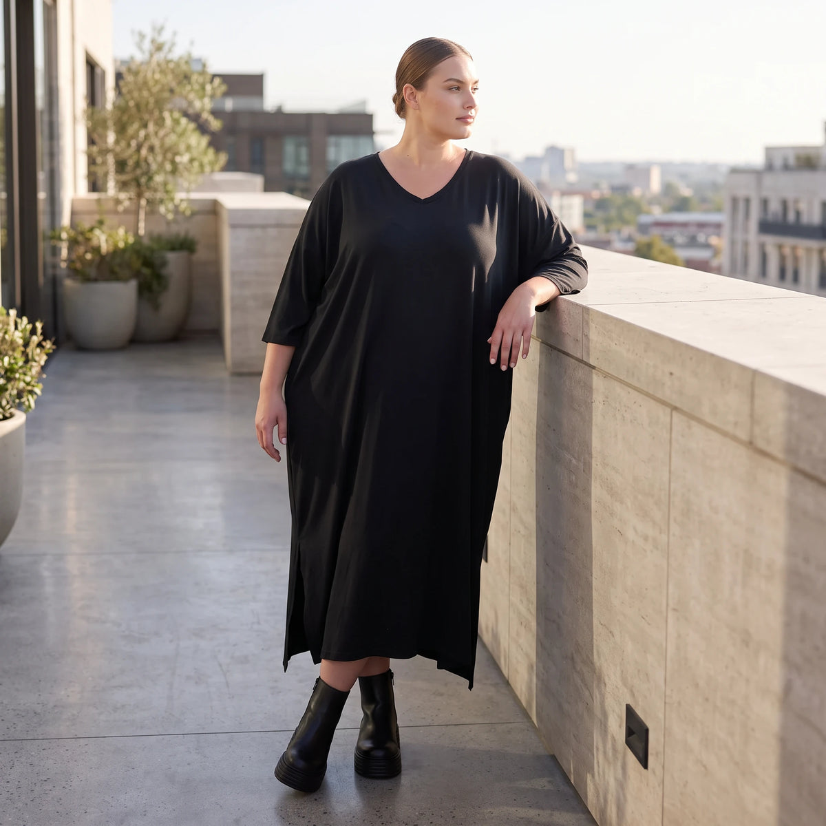 Fließendes A-Linien-Kleid aus Lyocell mit V-Ausschnitt Seitennahttaschen Saumschlitzen