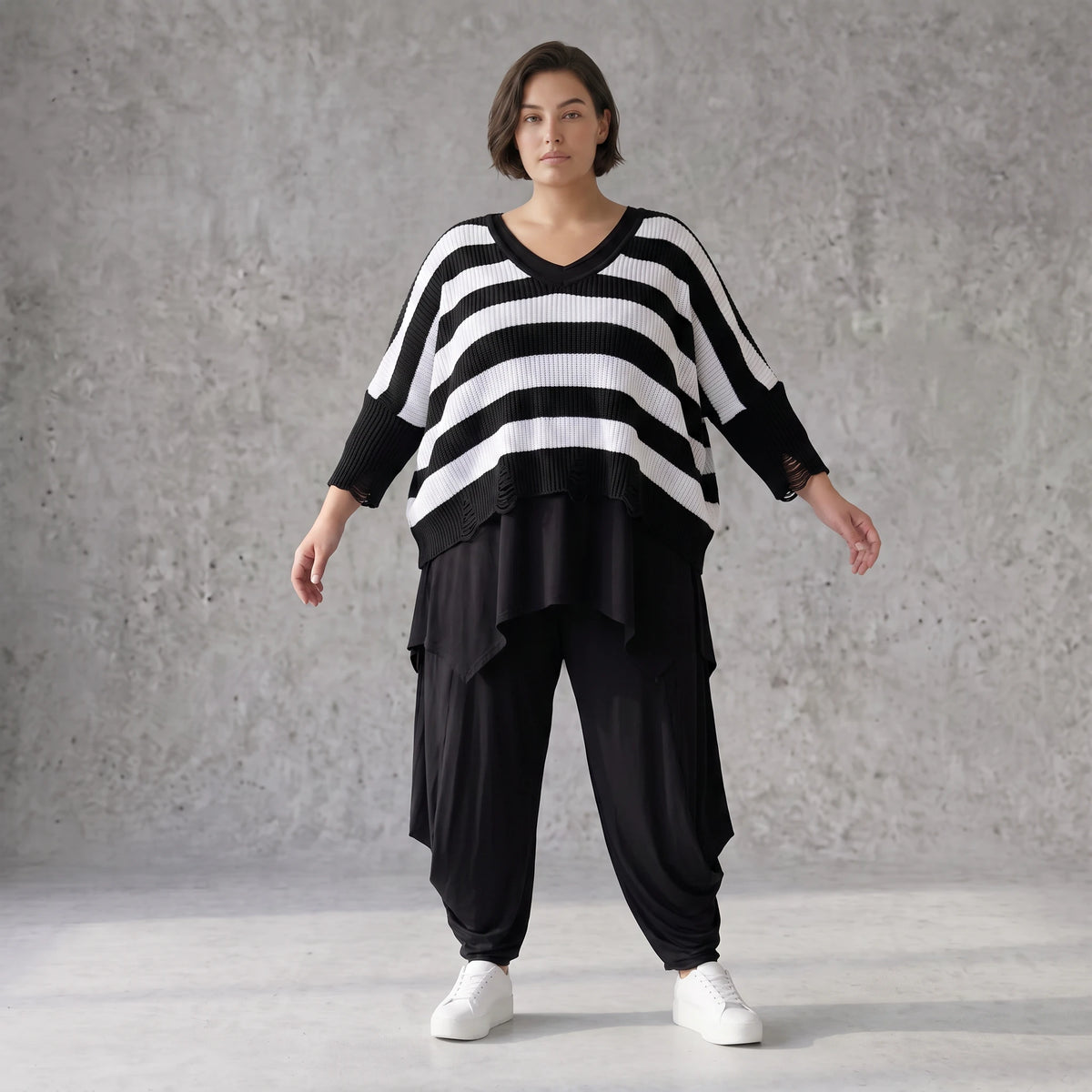 Warmes Strickshirt in weichem Stretchstrick mit V-Ausschnitt in kastiger Destroyedoptik