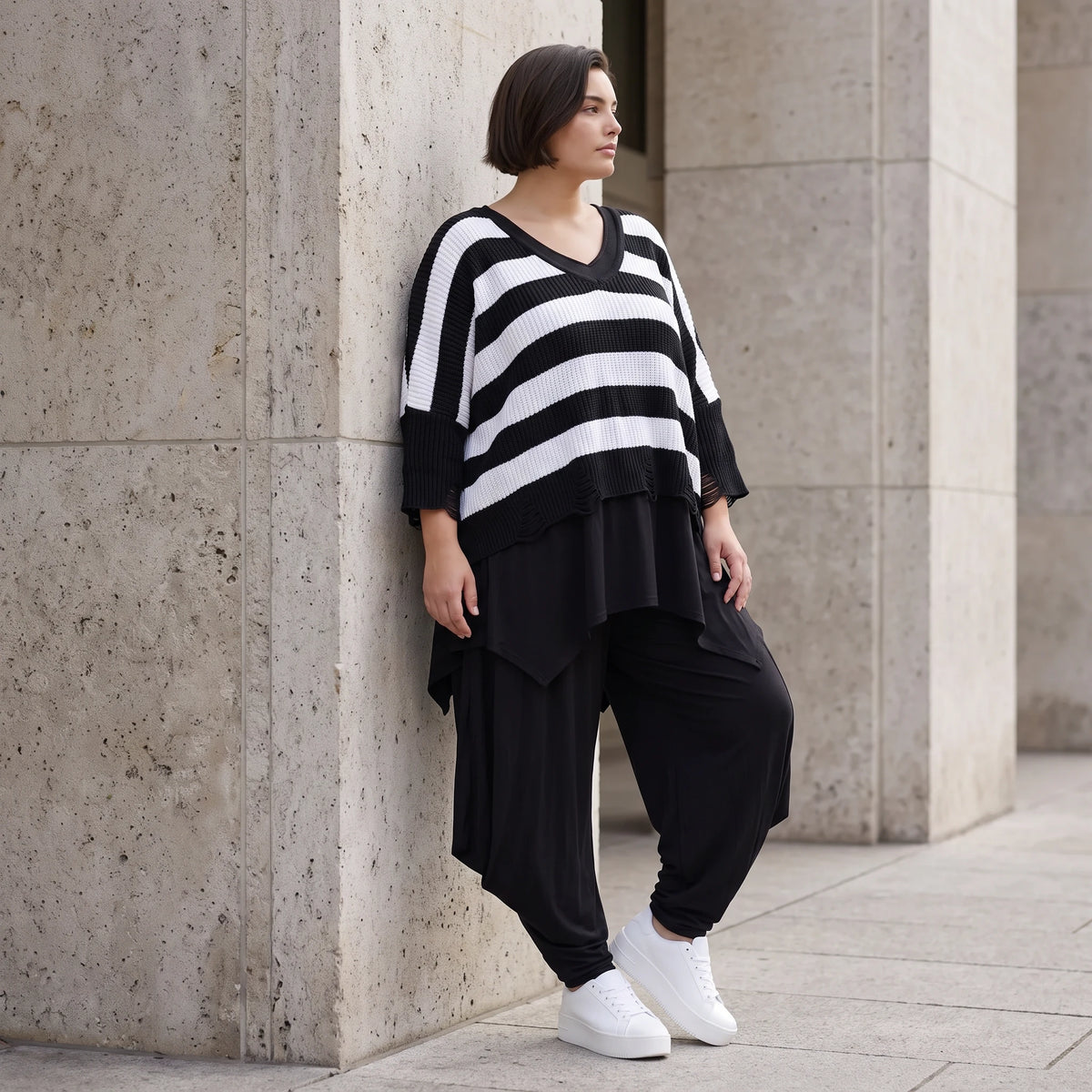 Warmes Strickshirt in weichem Stretchstrick mit V-Ausschnitt in kastiger Destroyedoptik