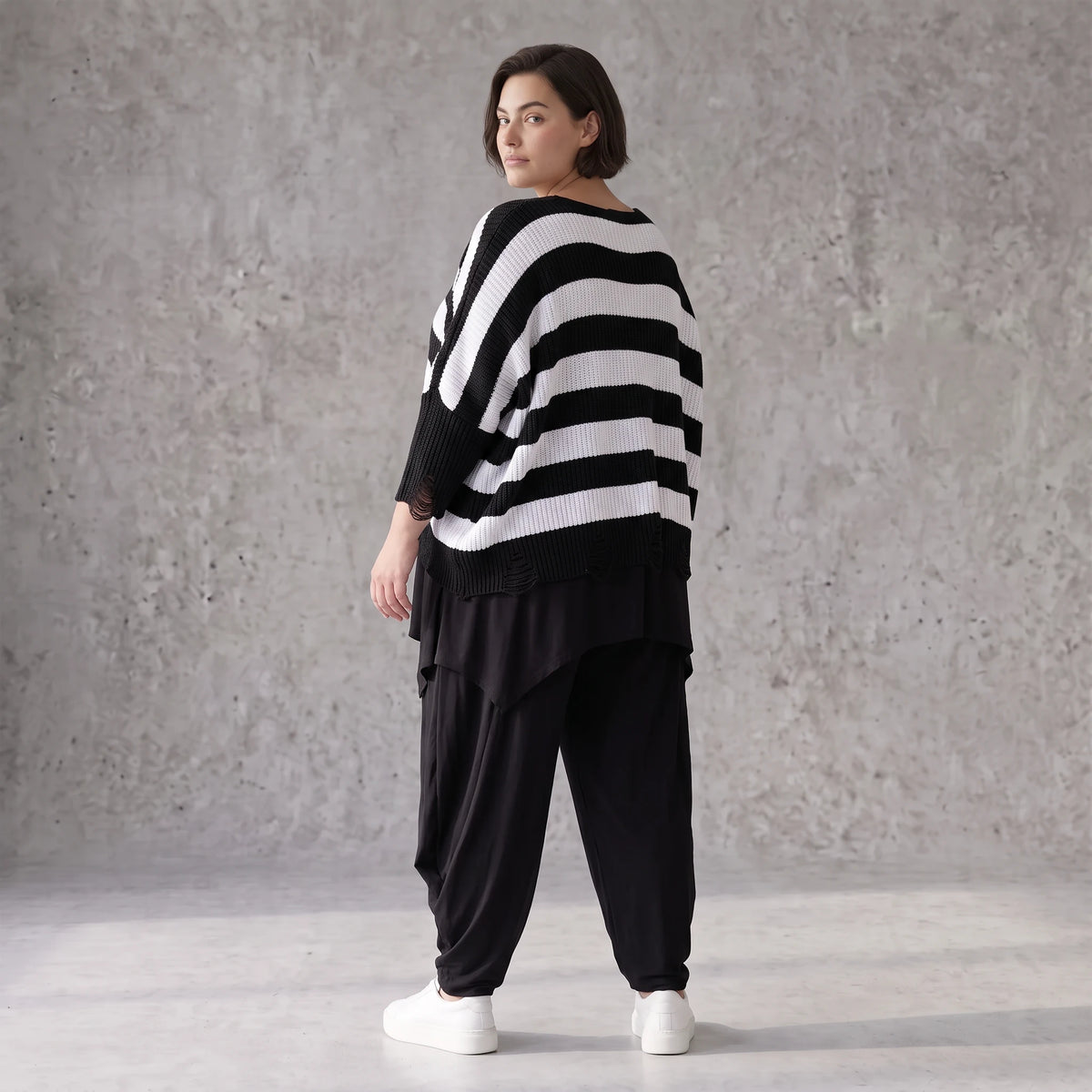 Warmes Strickshirt in weichem Stretchstrick mit V-Ausschnitt in kastiger Destroyedoptik