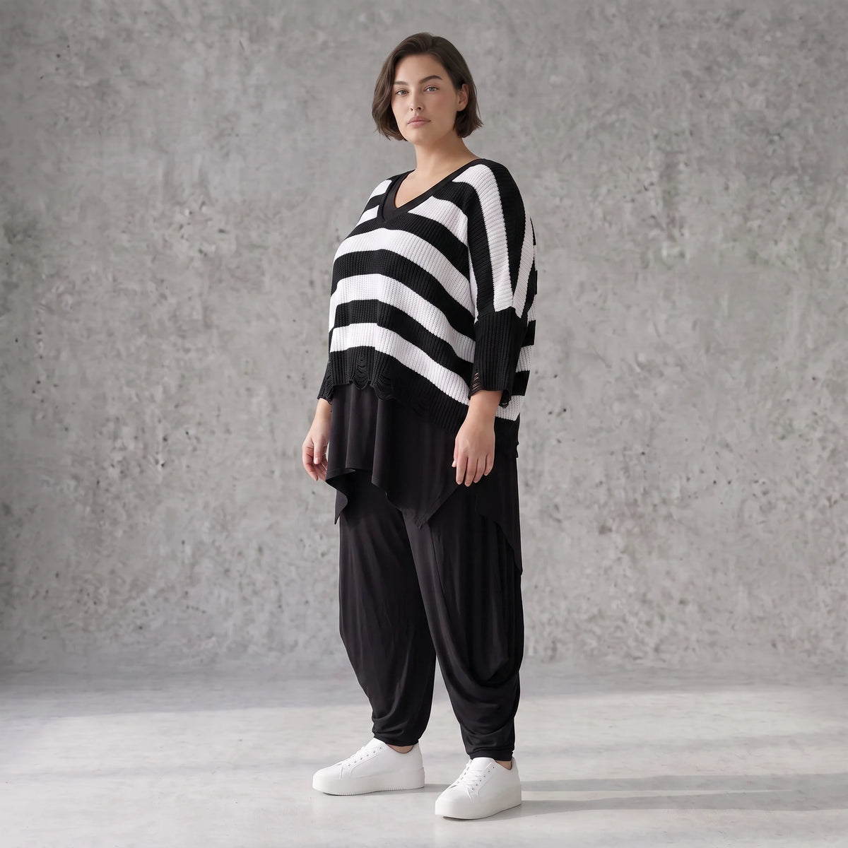 Warmes Strickshirt in weichem Stretchstrick mit V-Ausschnitt in kastiger Destroyedoptik