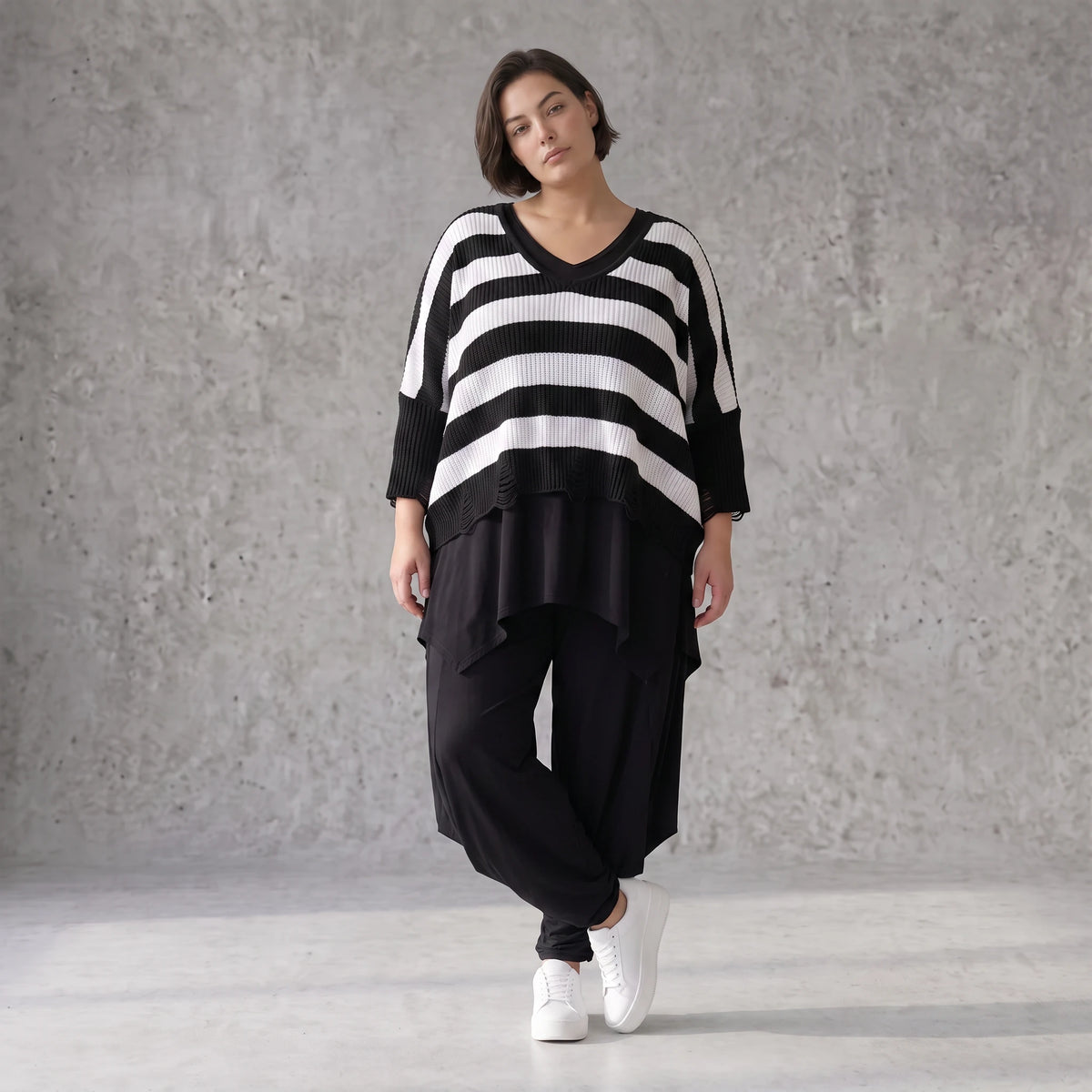 Warmes Strickshirt in weichem Stretchstrick mit V-Ausschnitt in kastiger Destroyedoptik