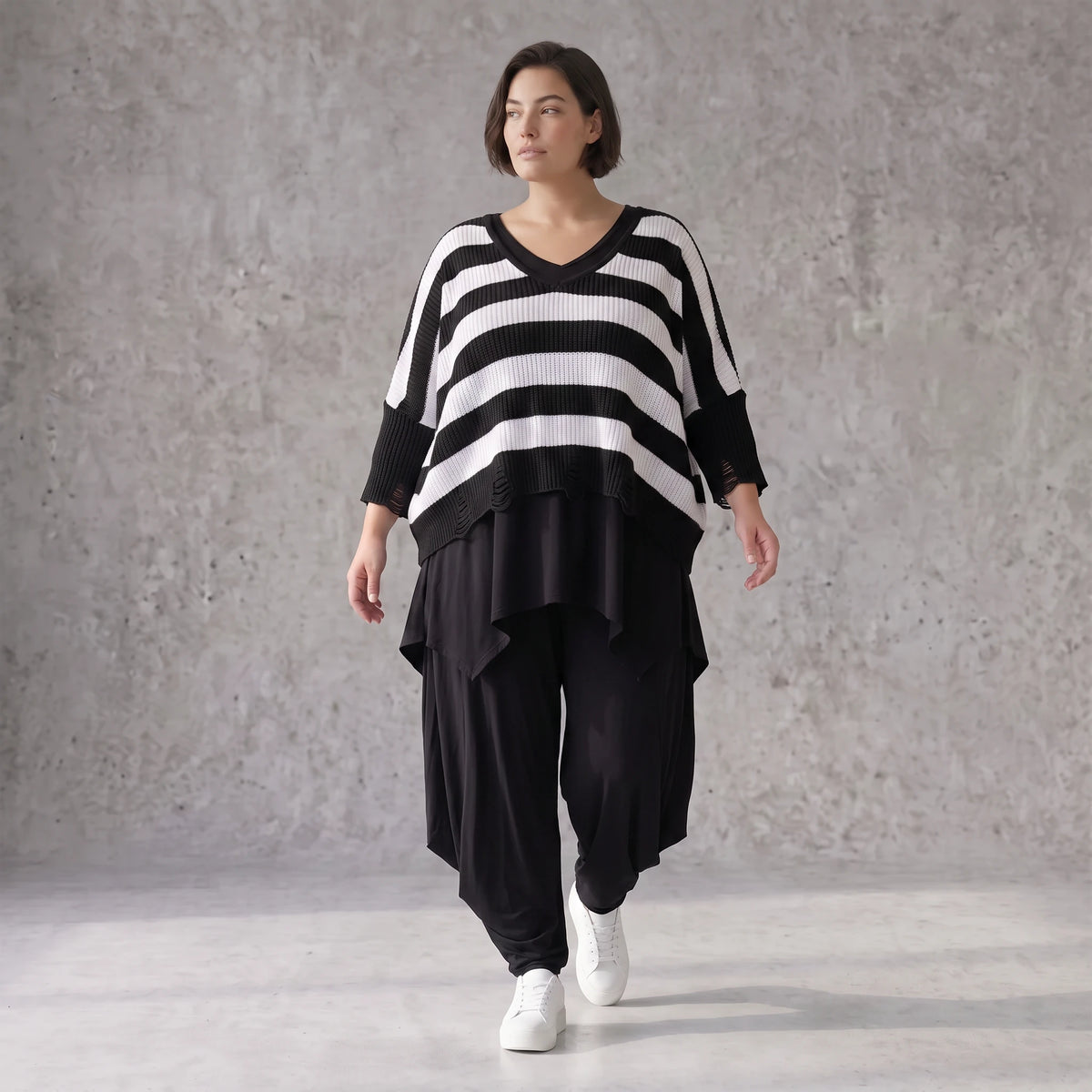 Warmes Strickshirt in weichem Stretchstrick mit V-Ausschnitt in kastiger Destroyedoptik