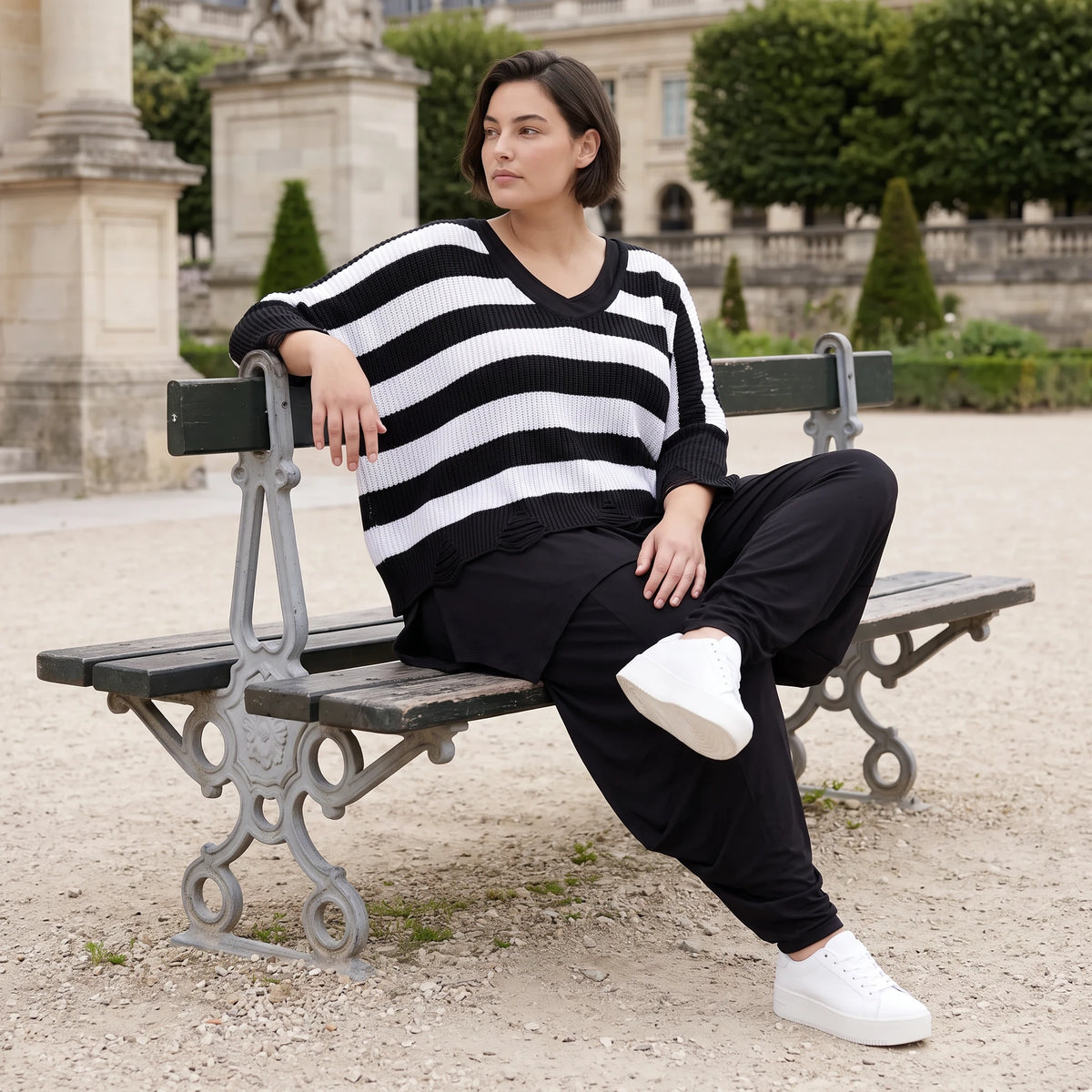 Warmes Strickshirt in weichem Stretchstrick mit V-Ausschnitt in kastiger Destroyedoptik