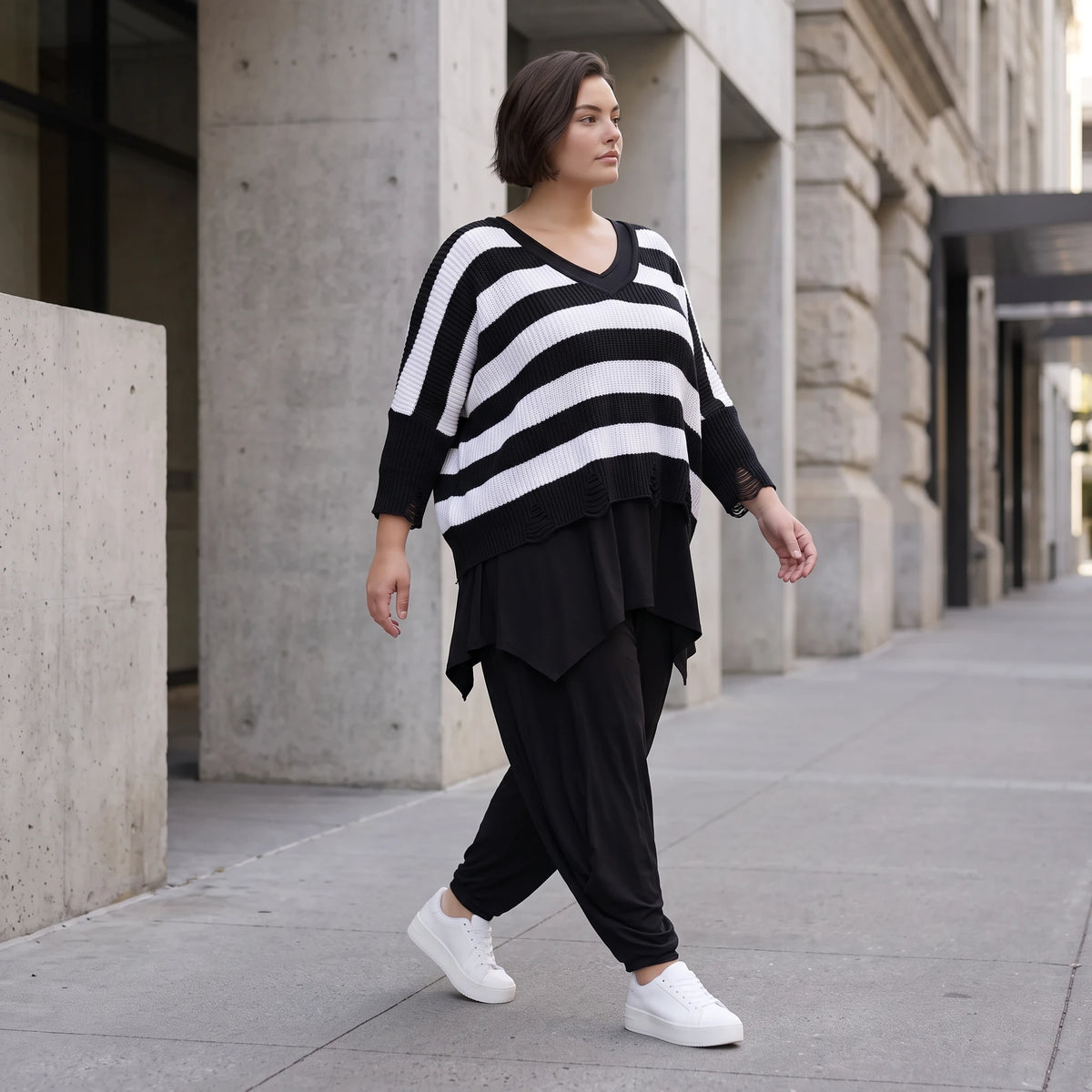 Warmes Strickshirt in weichem Stretchstrick mit V-Ausschnitt in kastiger Destroyedoptik