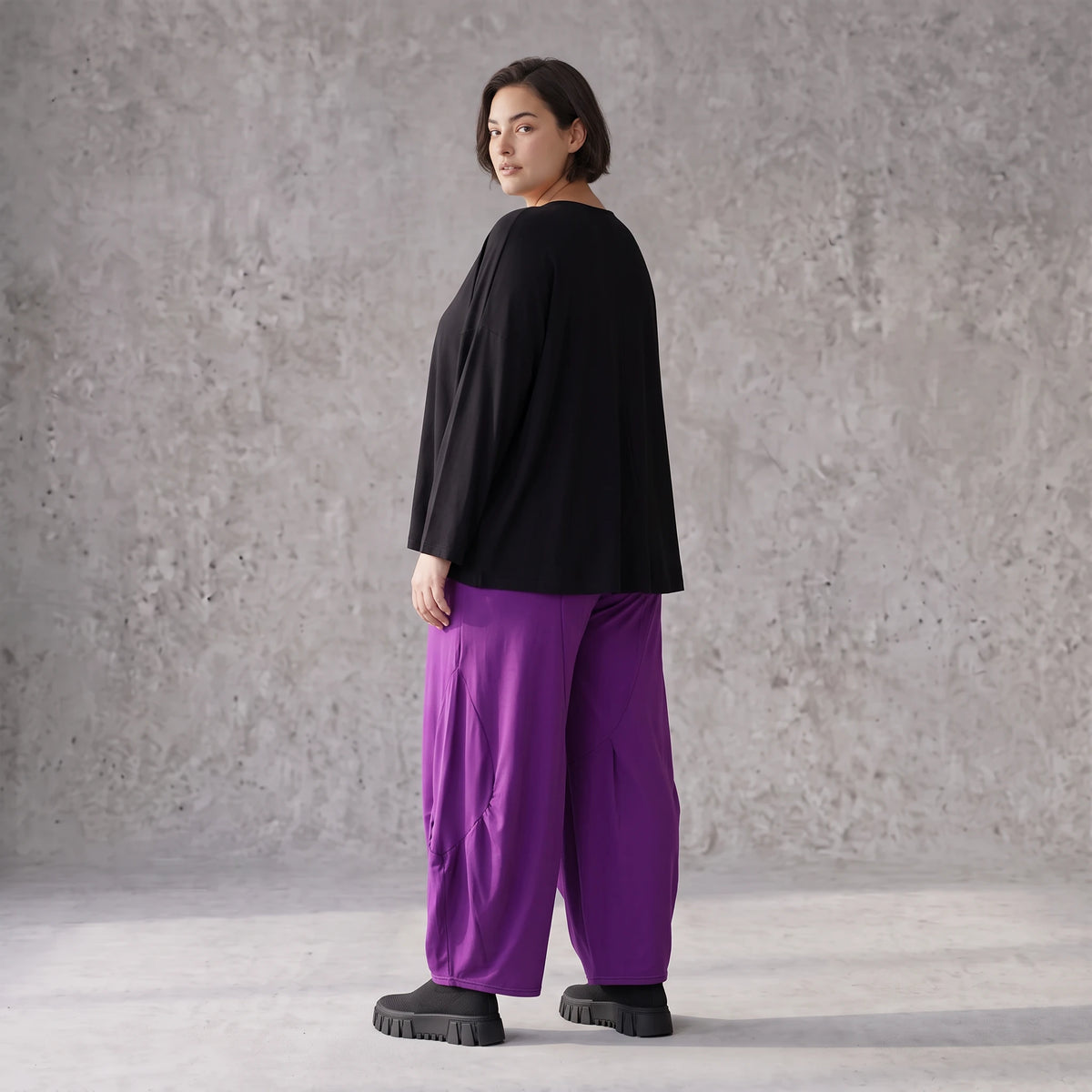 Violette Ballonhose aus softem Slinkystretch mit weitem Bein Flügeltaschen Schlupfbund