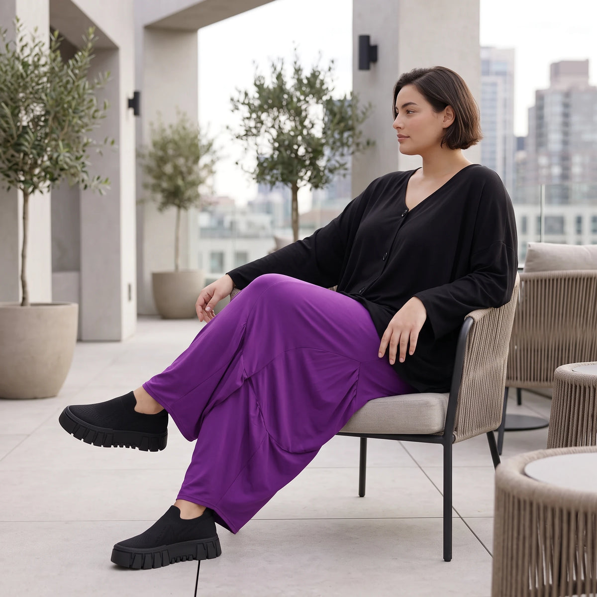 Violette Ballonhose aus softem Slinkystretch mit weitem Bein Flügeltaschen Schlupfbund