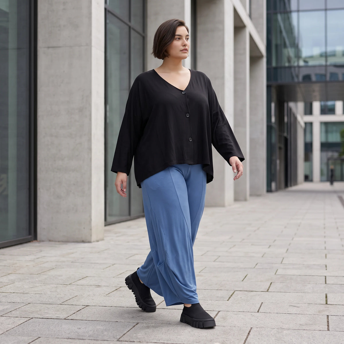 Blaue Ballonhose aus fließendem Slinkystoff mit Stretch und weitem Bein ohne Verschluss