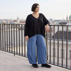 Blaue Ballonhose aus fließendem Slinkystoff mit Stretch und weitem Bein ohne Verschluss