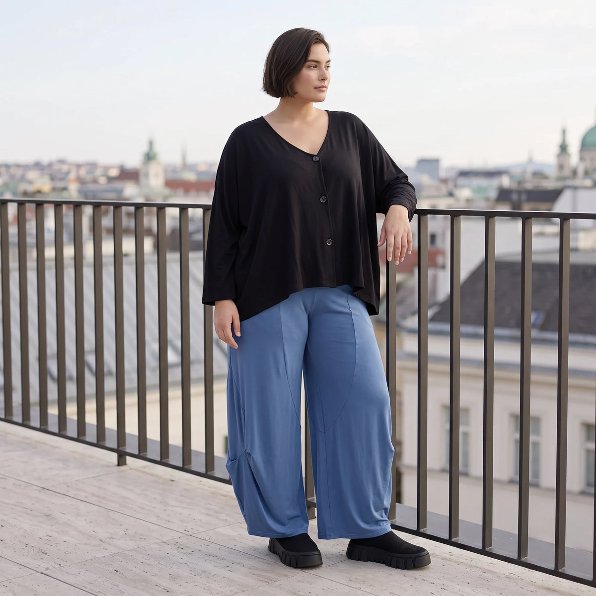 Blaue Ballonhose aus fließendem Slinkystoff mit Stretch und weitem Bein ohne Verschluss