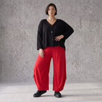 Rote Ballonhose aus Slinkystoff mit Stretch und weitem Bein als bequeme Schlupfhose