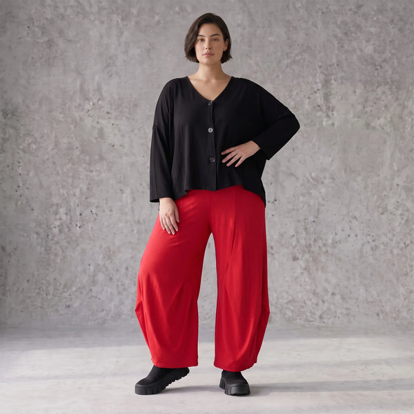 Rote Ballonhose aus Slinkystoff mit Stretch und weitem Bein als bequeme Schlupfhose