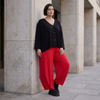 Rote Ballonhose aus Slinkystoff mit Stretch und weitem Bein als bequeme Schlupfhose