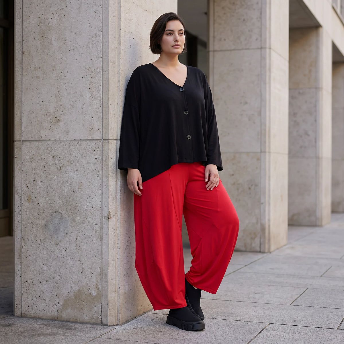 Rote Ballonhose aus Slinkystoff mit Stretch und weitem Bein als bequeme Schlupfhose