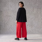 Rote Ballonhose aus Slinkystoff mit Stretch und weitem Bein als bequeme Schlupfhose