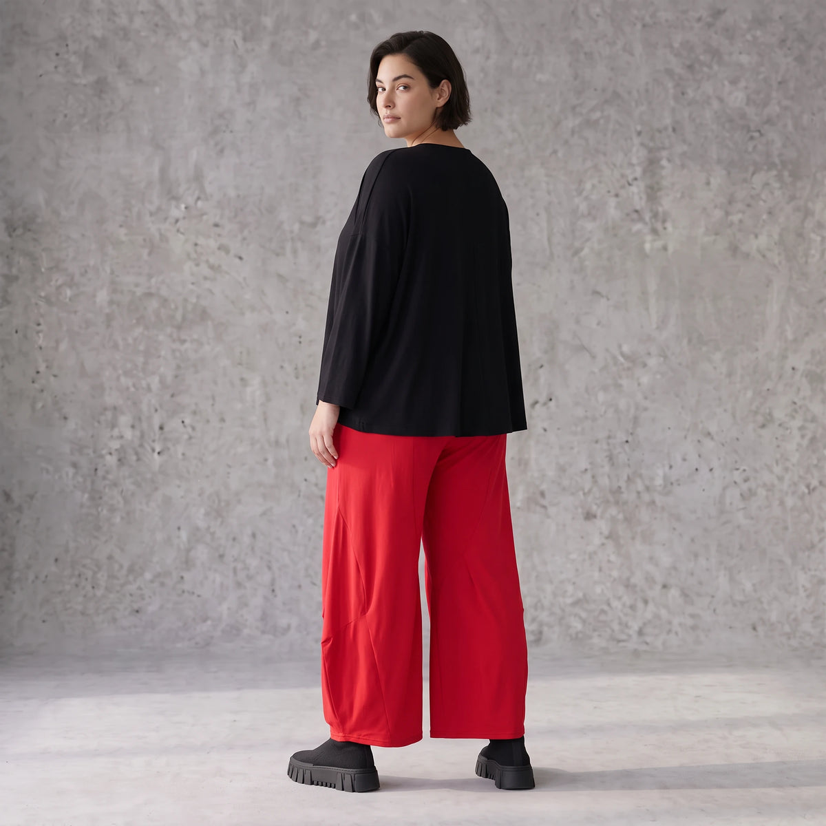 Rote Ballonhose aus Slinkystoff mit Stretch und weitem Bein als bequeme Schlupfhose