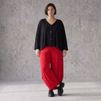 Rote Ballonhose aus Slinkystoff mit Stretch und weitem Bein als bequeme Schlupfhose