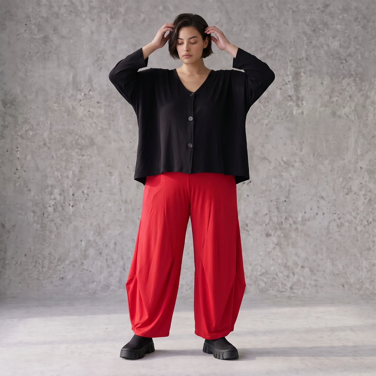 Rote Ballonhose aus Slinkystoff mit Stretch und weitem Bein als bequeme Schlupfhose