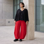 Rote Ballonhose aus Slinkystoff mit Stretch und weitem Bein als bequeme Schlupfhose