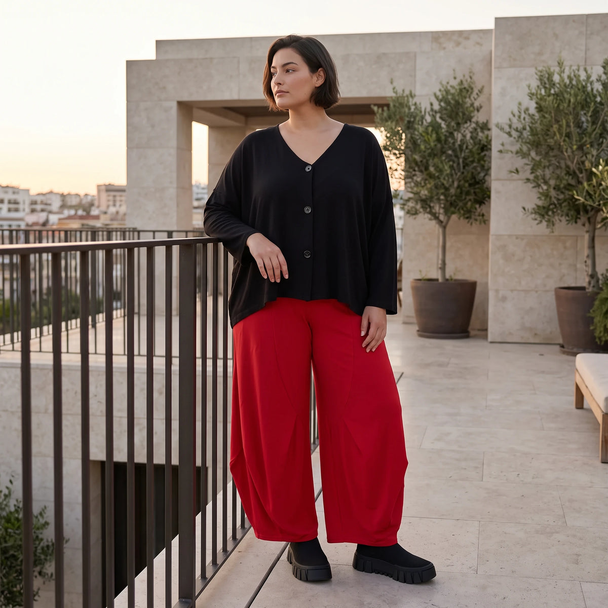 Rote Ballonhose aus Slinkystoff mit Stretch und weitem Bein als bequeme Schlupfhose
