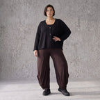 Fliessende Ballonhose in Dunkelbraun aus softem Slinky Stretch mit weitem Bein bequem
