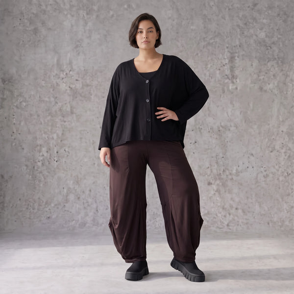 Fliessende Ballonhose in Dunkelbraun aus softem Slinky Stretch mit weitem Bein bequem