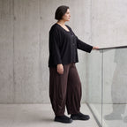 Fliessende Ballonhose in Dunkelbraun aus softem Slinky Stretch mit weitem Bein bequem