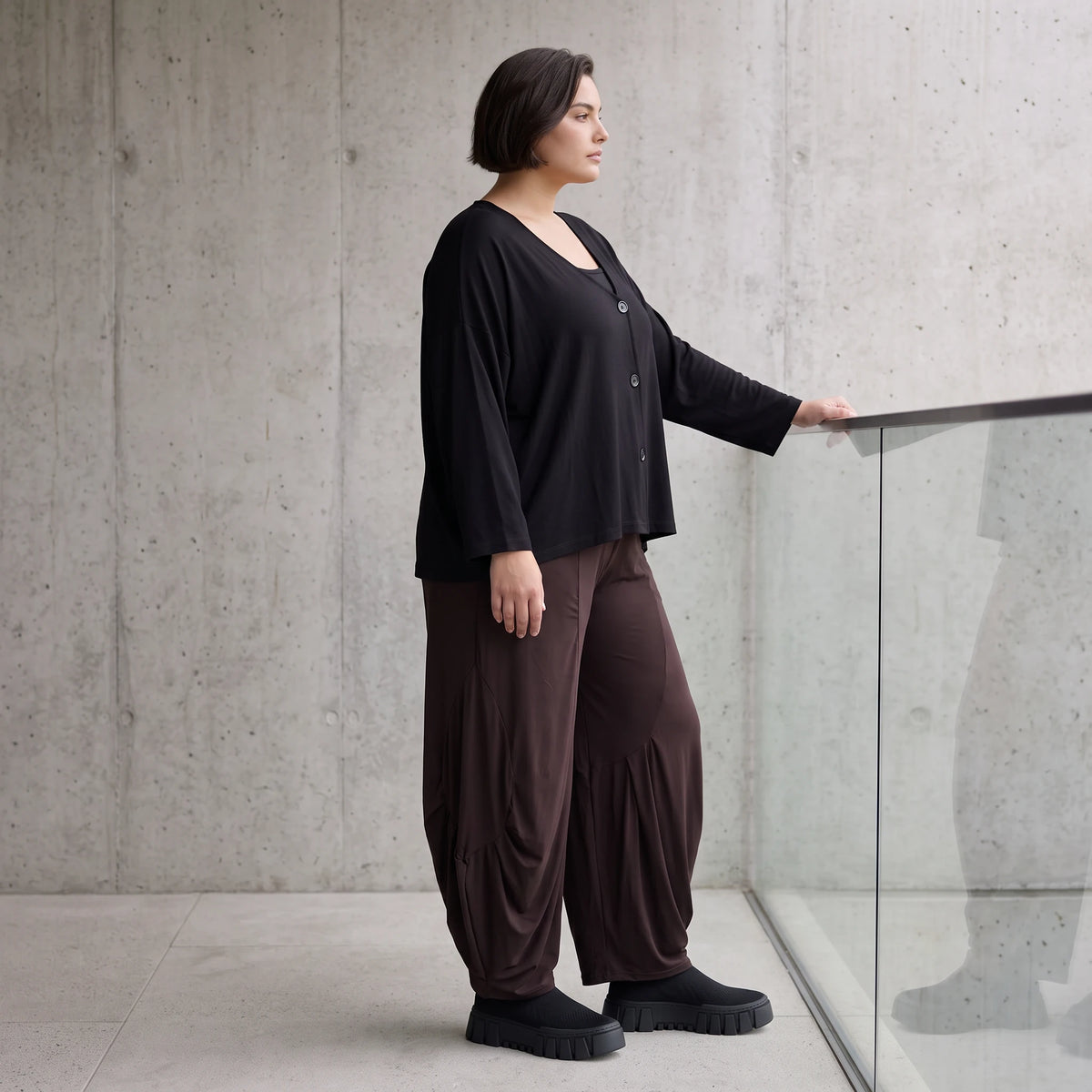 Fliessende Ballonhose in Dunkelbraun aus softem Slinky Stretch mit weitem Bein bequem