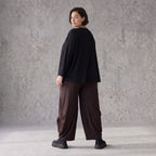 Fliessende Ballonhose in Dunkelbraun aus softem Slinky Stretch mit weitem Bein bequem
