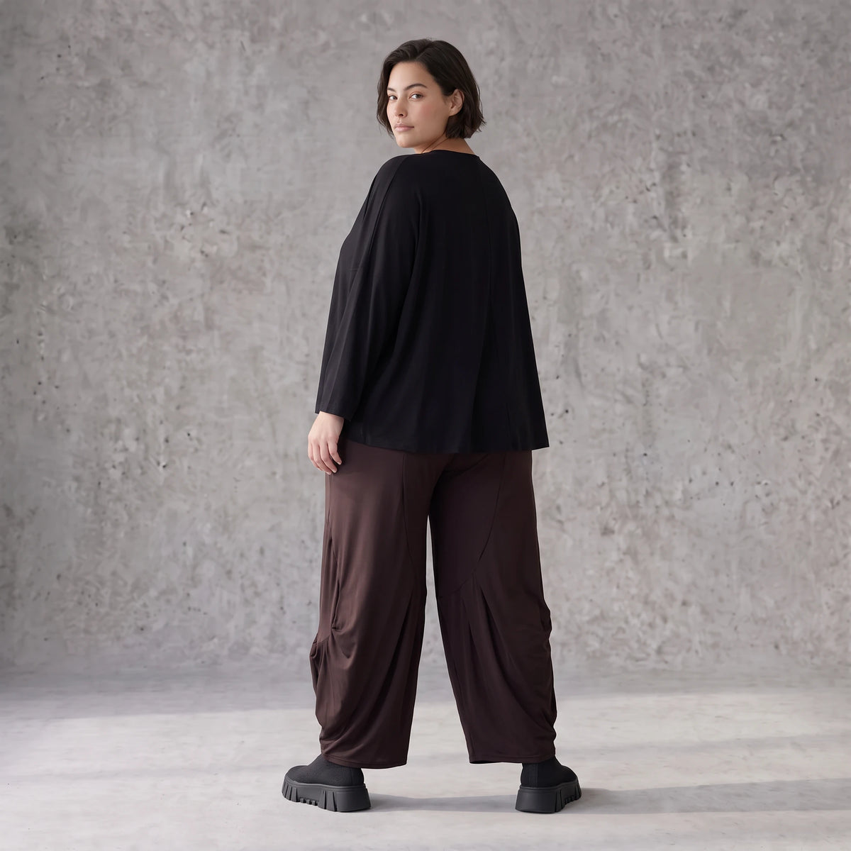 Fliessende Ballonhose in Dunkelbraun aus softem Slinky Stretch mit weitem Bein bequem