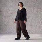 Fliessende Ballonhose in Dunkelbraun aus softem Slinky Stretch mit weitem Bein bequem