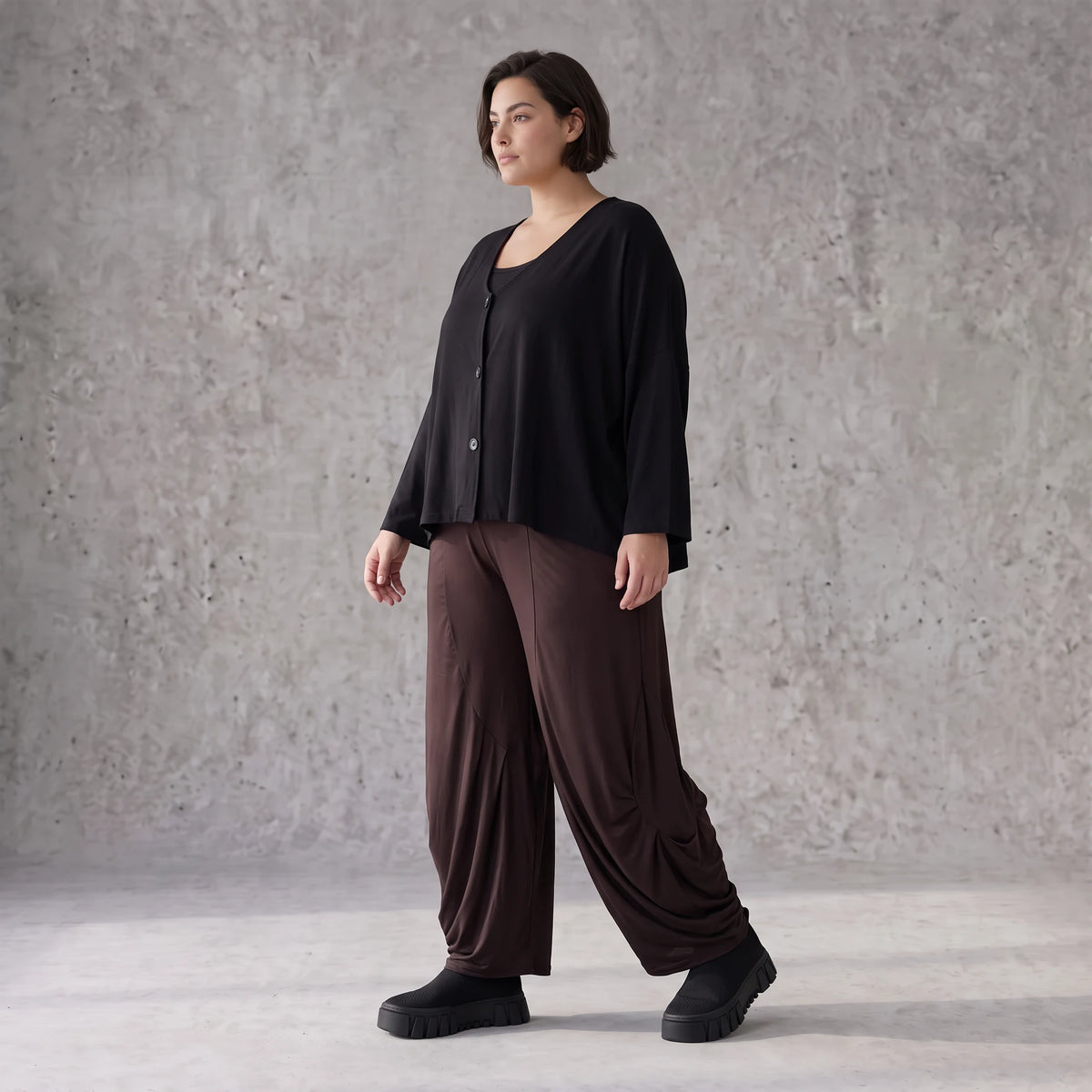 Fliessende Ballonhose in Dunkelbraun aus softem Slinky Stretch mit weitem Bein bequem