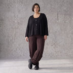 Fliessende Ballonhose in Dunkelbraun aus softem Slinky Stretch mit weitem Bein bequem