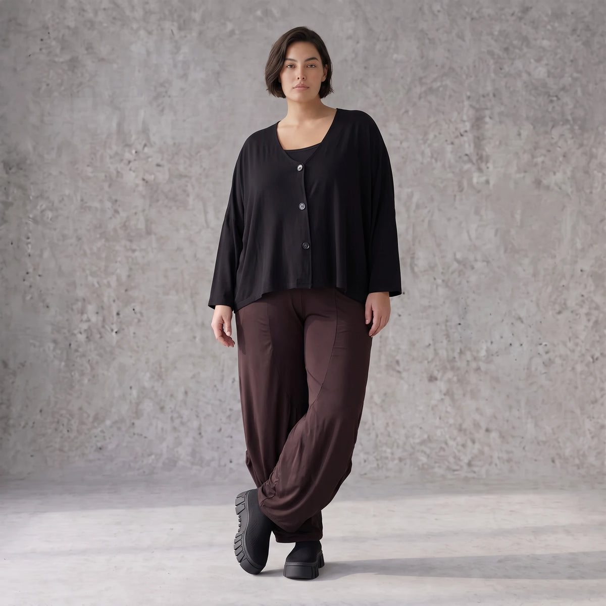 Fliessende Ballonhose in Dunkelbraun aus softem Slinky Stretch mit weitem Bein bequem