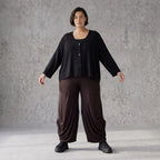 Fliessende Ballonhose in Dunkelbraun aus softem Slinky Stretch mit weitem Bein bequem