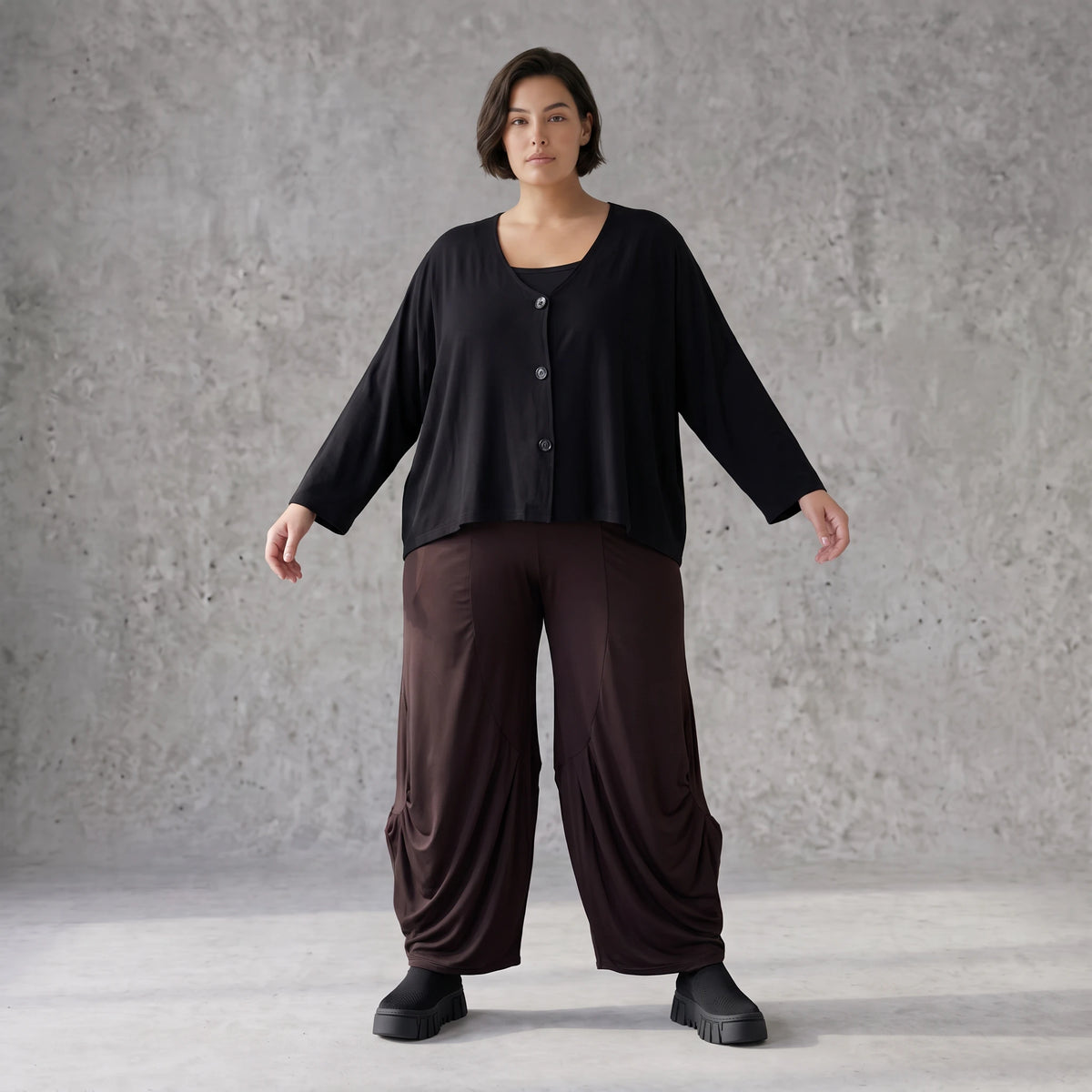 Fliessende Ballonhose in Dunkelbraun aus softem Slinky Stretch mit weitem Bein bequem