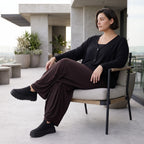 Fliessende Ballonhose in Dunkelbraun aus softem Slinky Stretch mit weitem Bein bequem