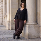 Fliessende Ballonhose in Dunkelbraun aus softem Slinky Stretch mit weitem Bein bequem